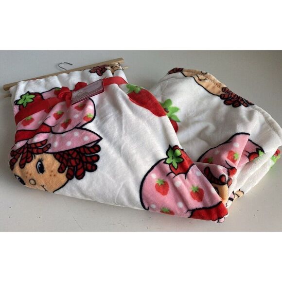 Strawberry Shortcake 60 X 70” Soft Plush Soft Throw Blanket Pink Red Face NEW - Picture 2 of 14
